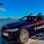 Sorpreso dai Carabinieri mentre spaccia cocaina: tenta la fuga e si oppone all'arresto, ventenne in manette