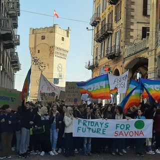 Savona, anche i giovani di Fridays For Future bloccano le strade: sit-in in via Paleocapa (FOTO e VIDEO)