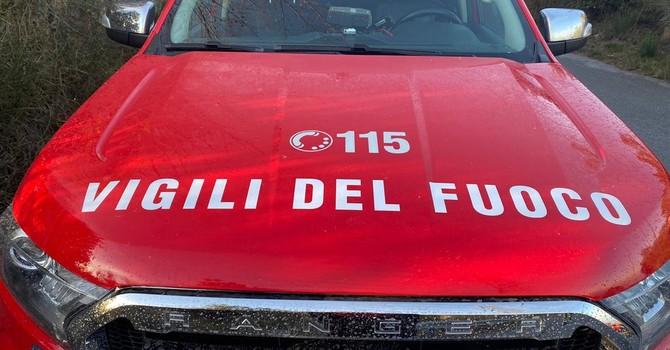 Un fulmine colpisce due palme, fiamme domate dai Vigili del fuoco in Viale Che Guevara ad Albenga Un fulmine colpisce due palme, fiamme domate dai Vigili del fuoco in Viale Che Guevara ad Albenga
