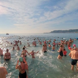 Varazze inizia il 2024 con il cimento invernale e lo spettacolo di fuochi d'artificio