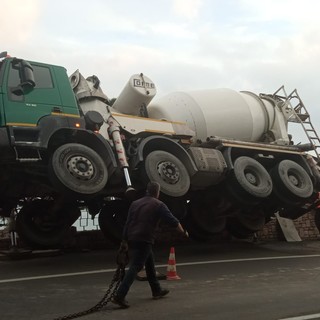 Alassio, cede un sostegno: camion sospeso tra l'Aurelia e la villa sottostante (FOTO)