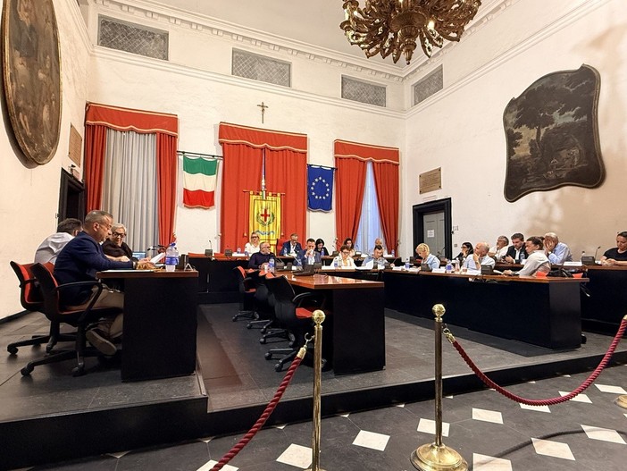 Albenga, via libera del Consiglio: acqua pubblica, opere strategiche e la cittadinanza onoraria a Pertini Albenga, via libera del Consiglio: acqua pubblica, opere strategiche e la cittadinanza onoraria a Pertini