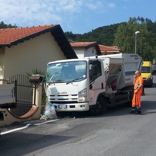 Tovo San Giacomo, cede il freno a mano, camion dei rifiuti abbatte palo della luce e danneggia cancellata