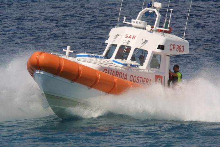 Nessuna traccia del pescatore scomparso al largo di Finale: la sala radio del porto di Savona chiede aiuto a tutte le navi in transito
