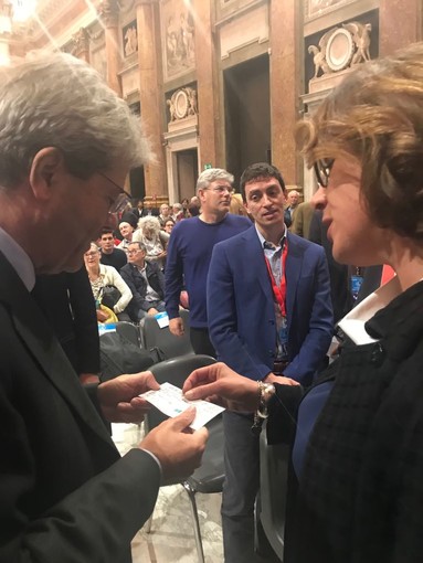 Partita del Cuore: l'assessore Ilaria Cavo regala un biglietto al Presidente del Consiglio Gentiloni