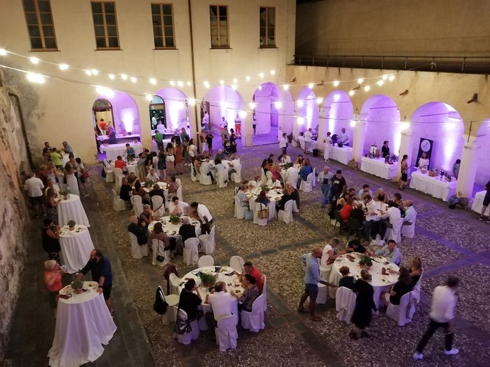 Ad Albenga torna “Calici di Stelle”: cena e degustazione di vini nel chiostro di San Bernardino Ad Albenga torna “Calici di Stelle”: cena e degustazione di vini nel chiostro di San Bernardino