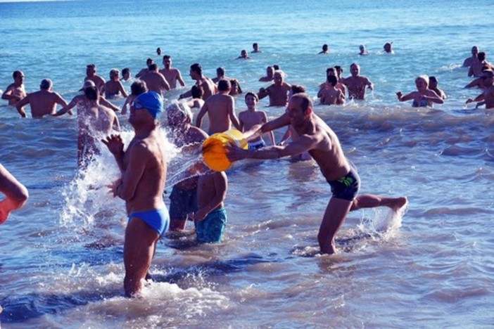 Cimento in riviera: oggi successo a Borghetto Santo Spirito domani appuntamento a Loano per il tuffo in mare di fine anno
