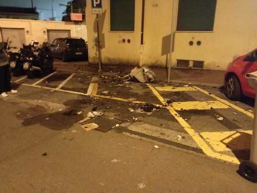 Appicca incendio ai bidoni dei rifiuti e alle auto nell'Oltreletimbro: resta in carcere il 43enne arrestato