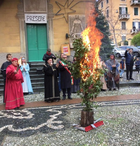 Varazze, dritte in cielo le fiamme del Confuoco per un buon 2019 (FOTO e VIDEO)