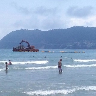 Multata la chiatta per il ripascimento ad Alassio dove le operazioni proseguono non senza intoppi