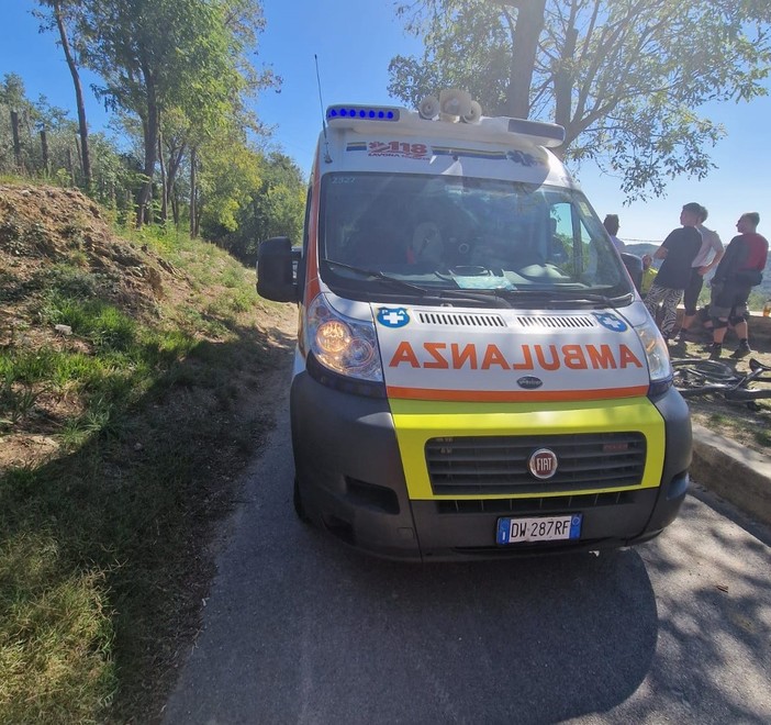 Scontro tra bici e furgone nel finalese: un codice giallo al Santa Corona