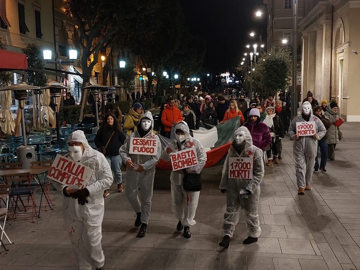 Guerra in Medio Oriente, corteo per la Palestina a Savona: "Basta bombe" (FOTO E VIDEO)