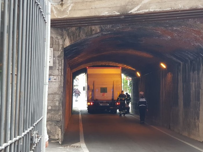 Finale, camion incastrato sotto il cavalcavia ferroviario in via Brunenghi: traffico in tilt (FOTO)