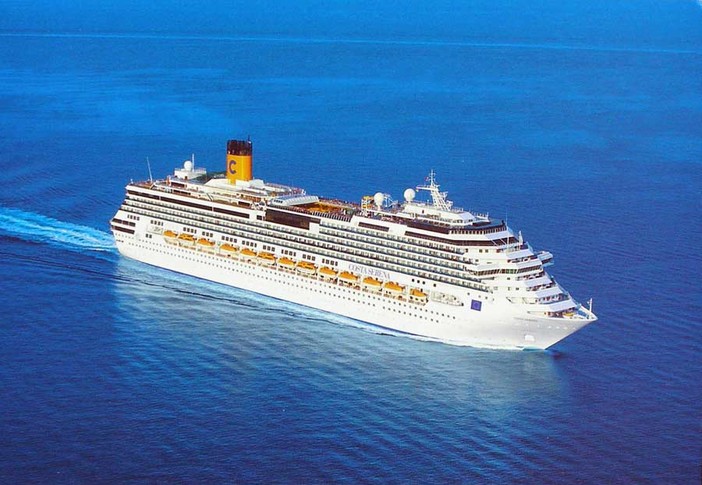 Costa Serena urta molo Civitavecchia, crocieristi bloccati