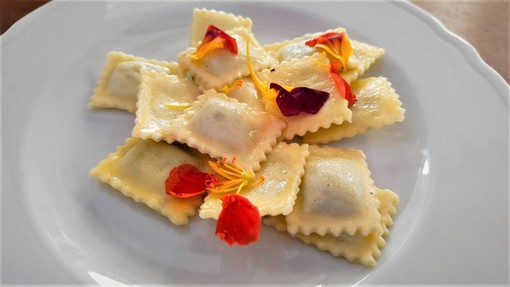 “Di fiore in fiore”: sabato 9 luglio una cena esclusiva del ristorante Cadò di Cosio d’Arroscia “Di fiore in fiore”: sabato 9 luglio una cena esclusiva del ristorante Cadò di Cosio d’Arroscia