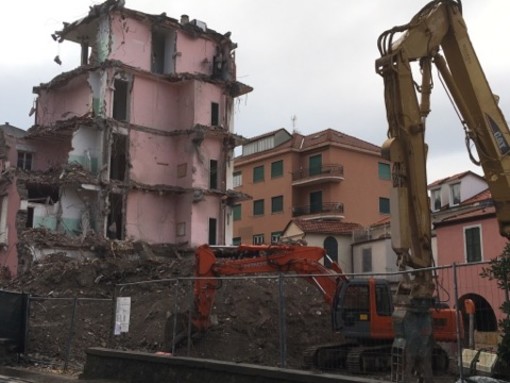 Celle, riscontrate lastre di eternit nell'ex Hotel Pescetto: stop ai lavori