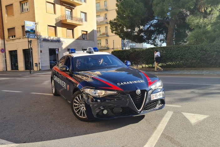 Lite in un appartamento in ristrutturazione, addetto alle pulizie colpito da due pugni