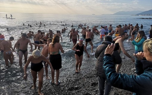 290 coraggiosi per la 27^ edizione de "L'Ürtima Ciumba", il cimento invernale di Pietra Ligure 290 coraggiosi per la 27^ edizione de "L'Ürtima Ciumba", il cimento invernale di Pietra Ligure