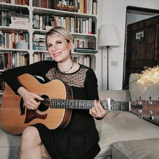 Radio Onda Ligure 101, la cantautrice ligure Chiara Ragnini presenta il nuovo album