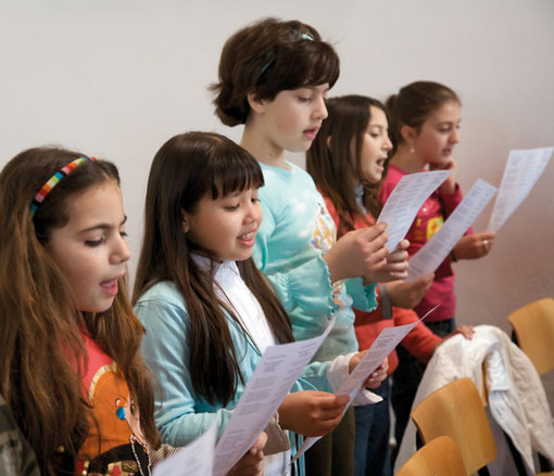 I bambini di Laigueglia cantano per tutti i nonni della Casa Albergo per Anziani