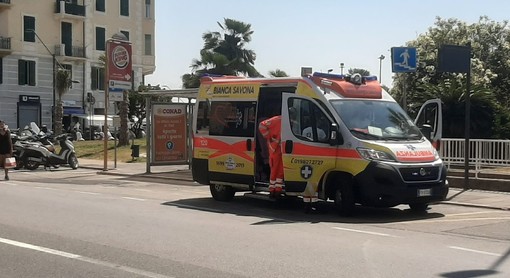 Tragedia a Savona, accusa un malore in spiaggia: anziano deceduto