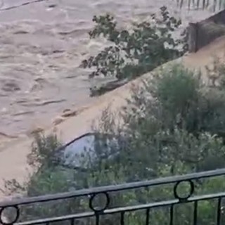 Sp4 a Tovo, crolla il muro lungo il torrente Maremola Sp4 a Tovo, crolla il muro lungo il torrente Maremola