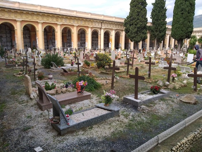 Albenga, cimitero di Leca: la Sat esegue lavori di pulizia straordinaria Albenga, cimitero di Leca: la Sat esegue lavori di pulizia straordinaria