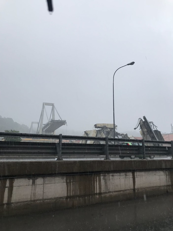 Disastro a Genova: crolla il ponte dell'autostrada