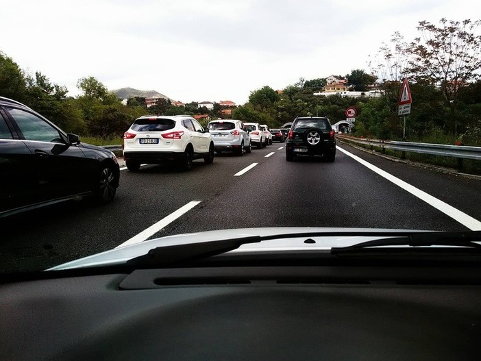 Caos viabilità: code per lavori lungo le autostrade A7, A10 e A26