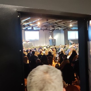 Loano, tutto esaurito per gli "Stati generali del turismo balneare ligure" e c'è chi resta fuori (FOTO) Loano, tutto esaurito per gli "Stati generali del turismo balneare ligure" e c'è chi resta fuori (FOTO)