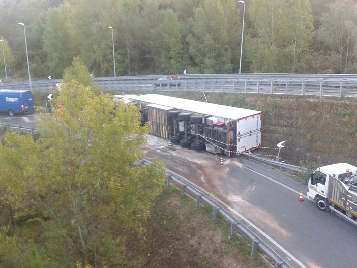Villanova d'Albenga :chiusa la rampa di accesso all'Aurelia bis direzione Albenga, camion ribaltato