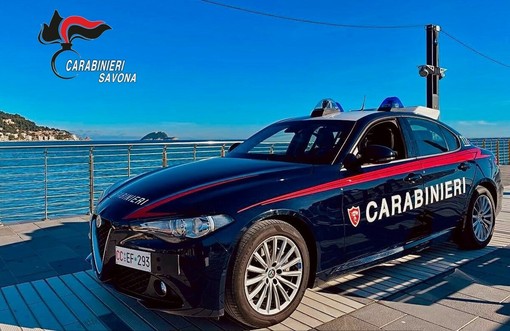 Sorpreso dai Carabinieri mentre spaccia cocaina: tenta la fuga e si oppone all'arresto, ventenne in manette Sorpreso dai Carabinieri mentre spaccia cocaina: tenta la fuga e si oppone all'arresto, ventenne in manette
