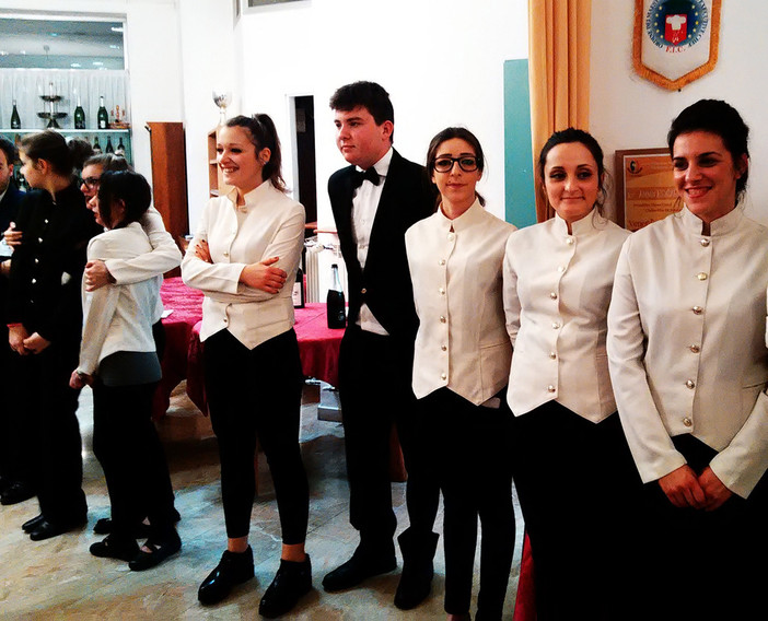 Un'immagine di repertorio di una delle passate edizioni della "Cena di Natale" all'Alberghiero "Migliorini"