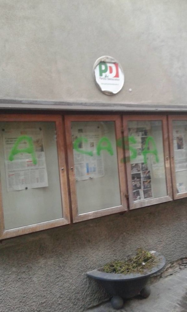 Cairo, imbrattata la bacheca del Partito Democratico