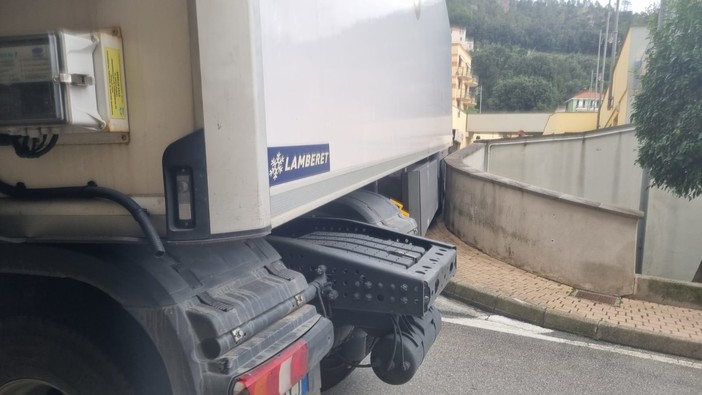 Varazze, mezzo pesante incastrato in via Monte Grappa: intervento dei Vigili del fuoco Varazze, mezzo pesante incastrato in via Monte Grappa: intervento dei Vigili del fuoco