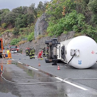 Cisterna Gpl si ribalta sulla A10: le immagini dell'intervento dei vigili del fuoco (FOTO e VIDEO) Cisterna Gpl si ribalta sulla A10: le immagini dell'intervento dei vigili del fuoco (FOTO e VIDEO)