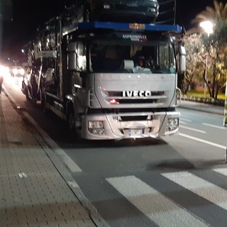 Albissola, bisarca si ferma per un guasto: traffico paralizzato sulla via Aurelia (FOTO)