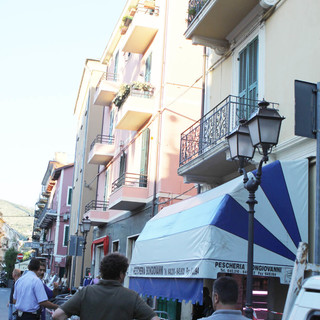 Alassio: cadono calcinacci, paura in via Dante (foto)
