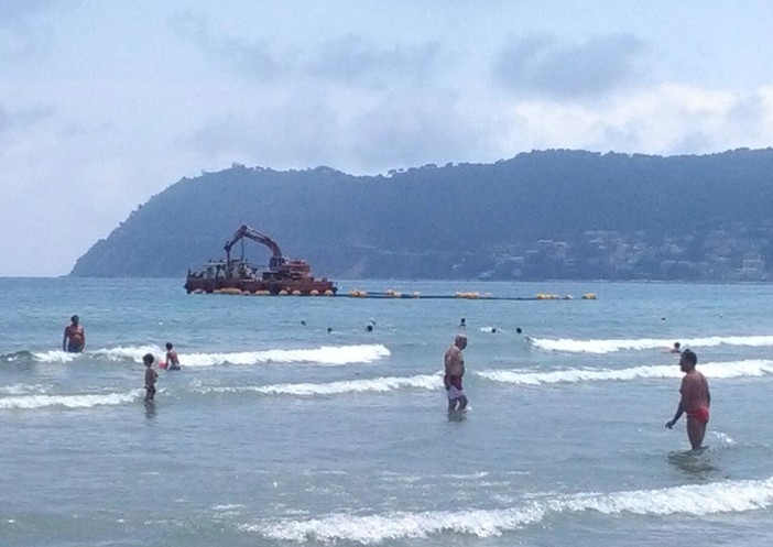 Multata la chiatta per il ripascimento ad Alassio dove le operazioni proseguono non senza intoppi Multata la chiatta per il ripascimento ad Alassio dove le operazioni proseguono non senza intoppi