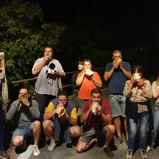 Anche a Calice ligure rivive l'antica tradizione dei corni, il saluto al vedovo che si risposa