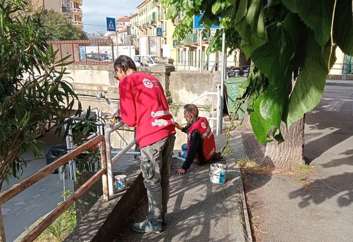 Savona, i Custodi del bello al lavoro per ridipingere le ringhiere in via Pisa e sui ponti sul Letimbro Savona, i Custodi del bello al lavoro per ridipingere le ringhiere in via Pisa e sui ponti sul Letimbro