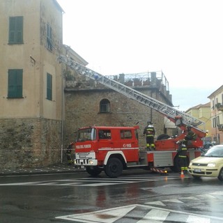 Caduta di calcinacci dalle mura di Albenga: intervento dei vigili del fuoco Caduta di calcinacci dalle mura di Albenga: intervento dei vigili del fuoco