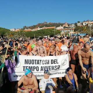 Finale, è un cimento della Befana da record con 251 partecipanti (FOTO E VIDEO)