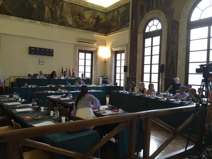 Savona, la maggioranza abbandona il Consiglio comunale. Il sindaco Caprioglio: "La minoranza usa singoli episodi per strumentalizzare"