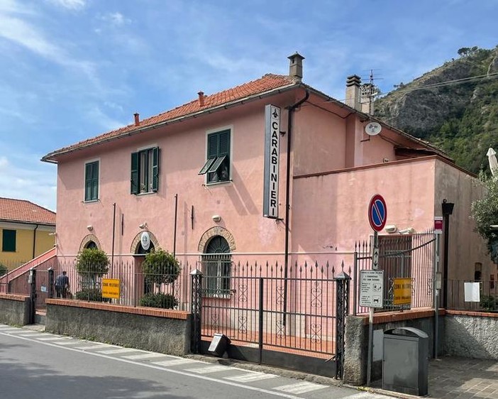 Cisano sul Neva, la caserma dei carabinieri diventa di proprietà comunale: firmato l’atto notarile per l’acquisizione