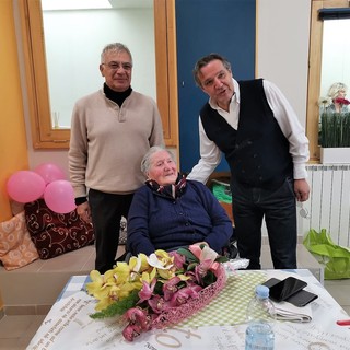 La bella storia di Benedetta, che ad Alassio festeggia 102 anni e svela: "Il segreto è l'aria buona della Fenarina" La bella storia di Benedetta, che ad Alassio festeggia 102 anni e svela: "Il segreto è l'aria buona della Fenarina"