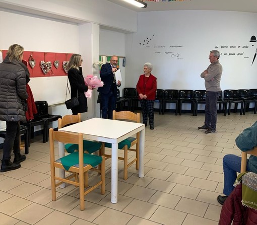 Borghetto S. Spirito, dall'amministrazione un premio alla signora Dora per il suo impegno a favore del Centro Anziani (FOTO)