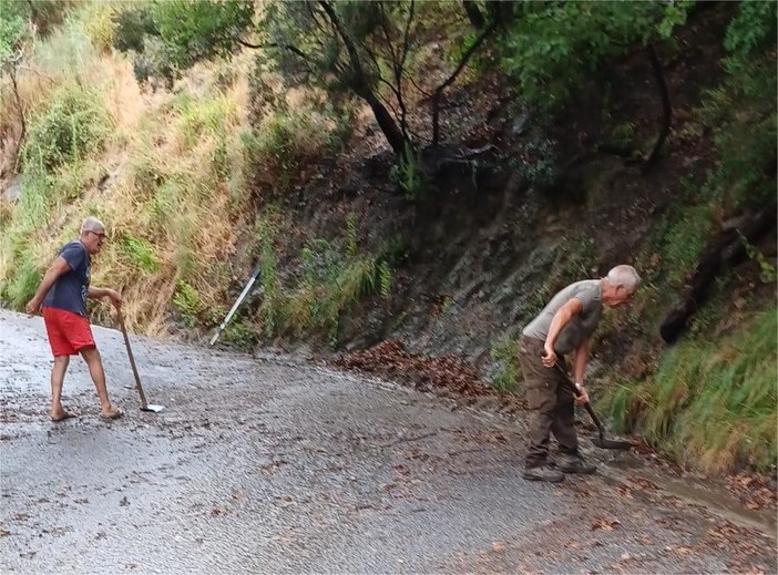Savona, i residenti di via alla Strà si danno da fare per la pulizia della strada Savona, i residenti di via alla Strà si danno da fare per la pulizia della strada