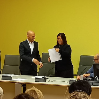 La dottoressa Cirone riceve l'attestato