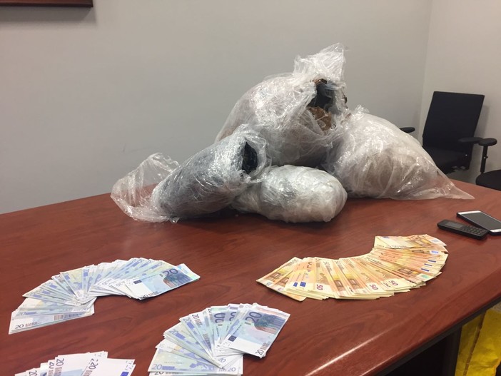 Toirano, chili di droga e banconote nascoste nella capanna: arrestato pusher albanese Toirano, chili di droga e banconote nascoste nella capanna: arrestato pusher albanese